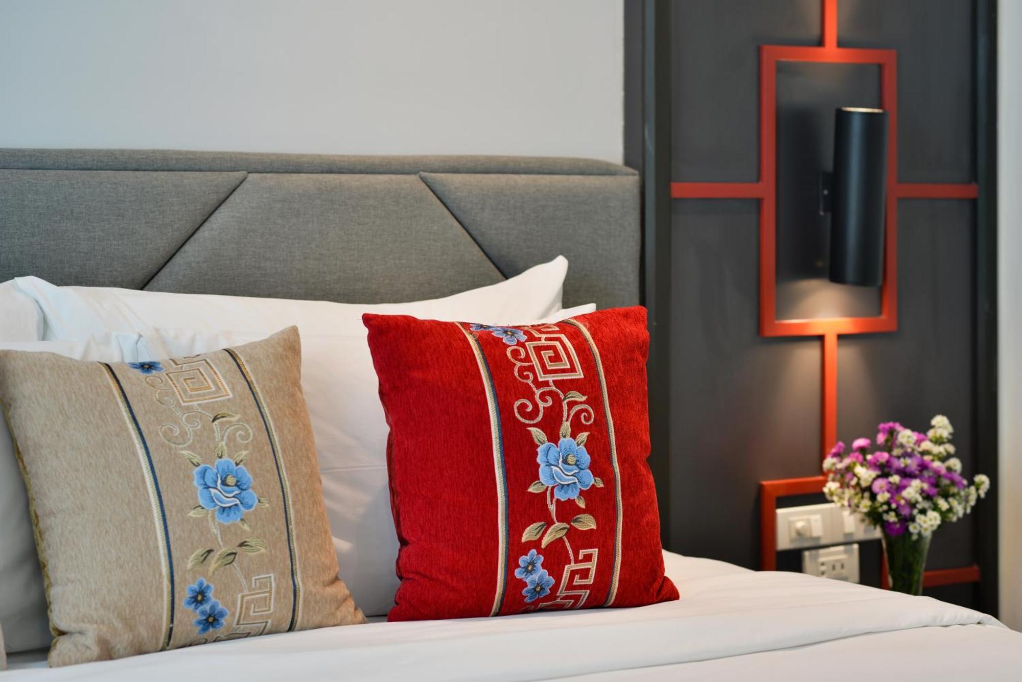 Villa De Pranakorn بانكوك المظهر الخارجي الصورة A throw pillow