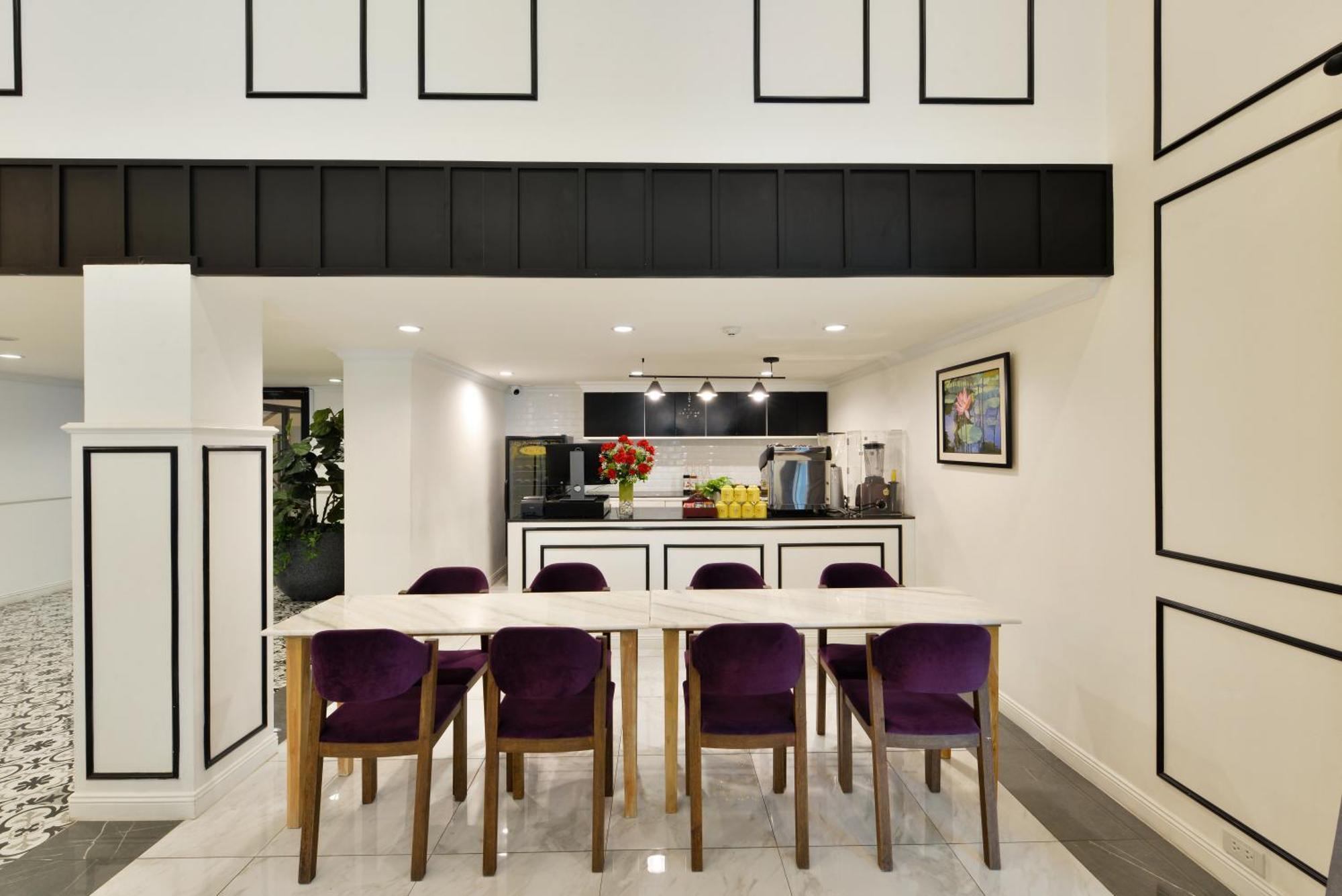 Villa De Pranakorn بانكوك المظهر الخارجي الصورة The kitchen at the 10000-square-foot (930-square-metre) home