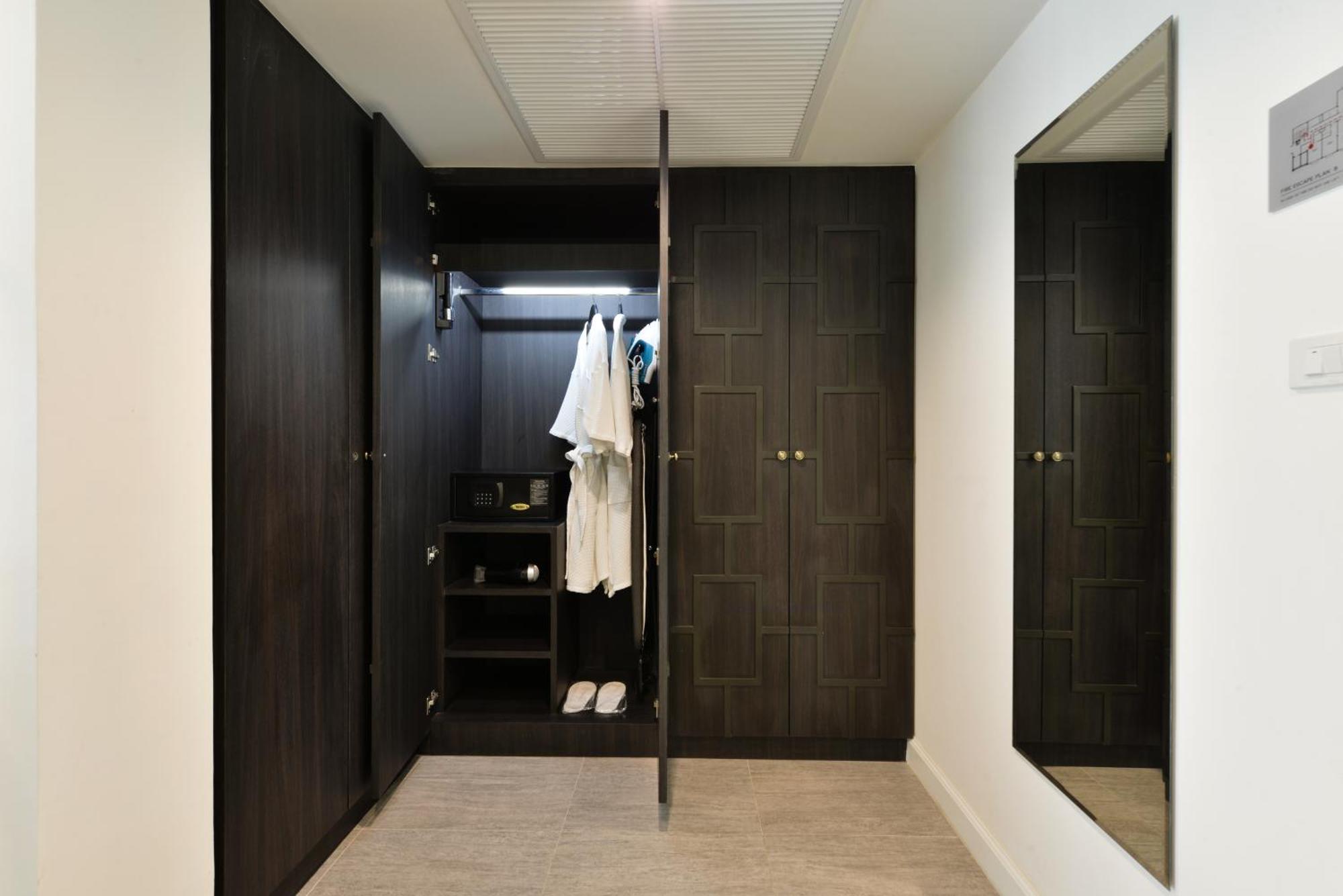 Villa De Pranakorn بانكوك المظهر الخارجي الصورة A walk-in closet