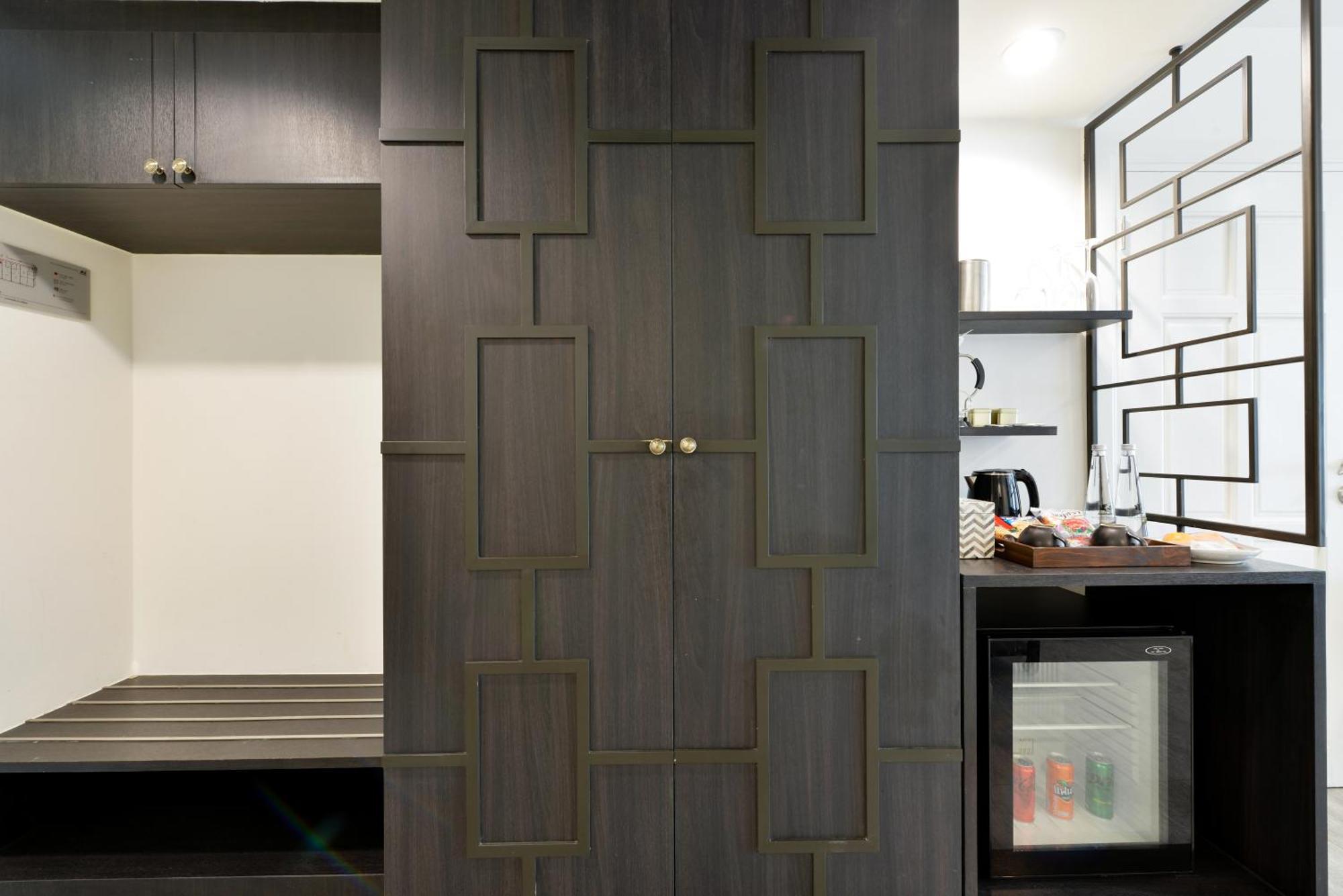 Villa De Pranakorn بانكوك المظهر الخارجي الصورة A door made of wood veneer