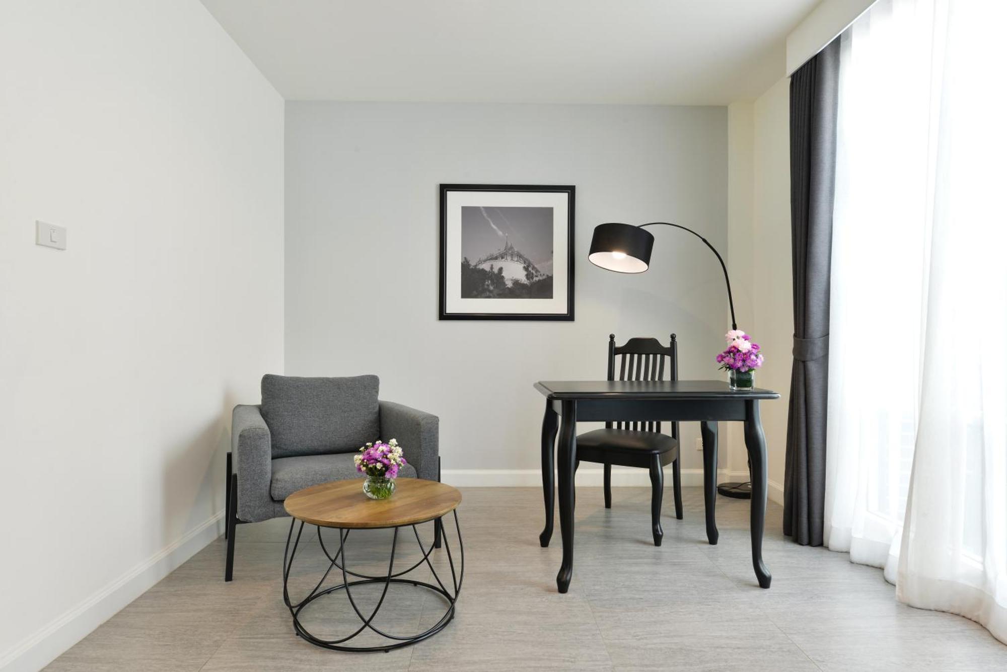 Villa De Pranakorn بانكوك المظهر الخارجي الصورة A floor lamp