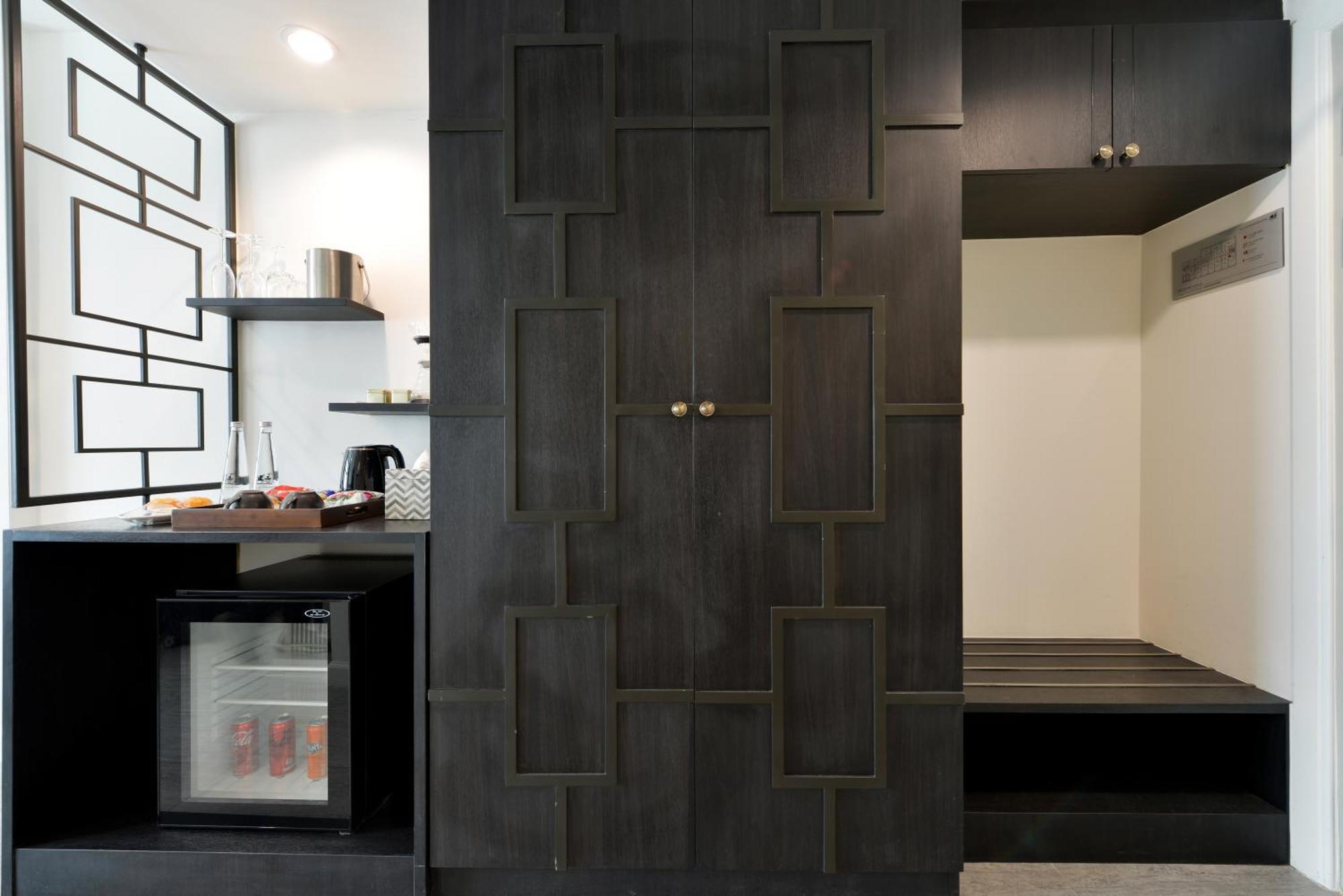 Villa De Pranakorn بانكوك المظهر الخارجي الصورة A door made of wood