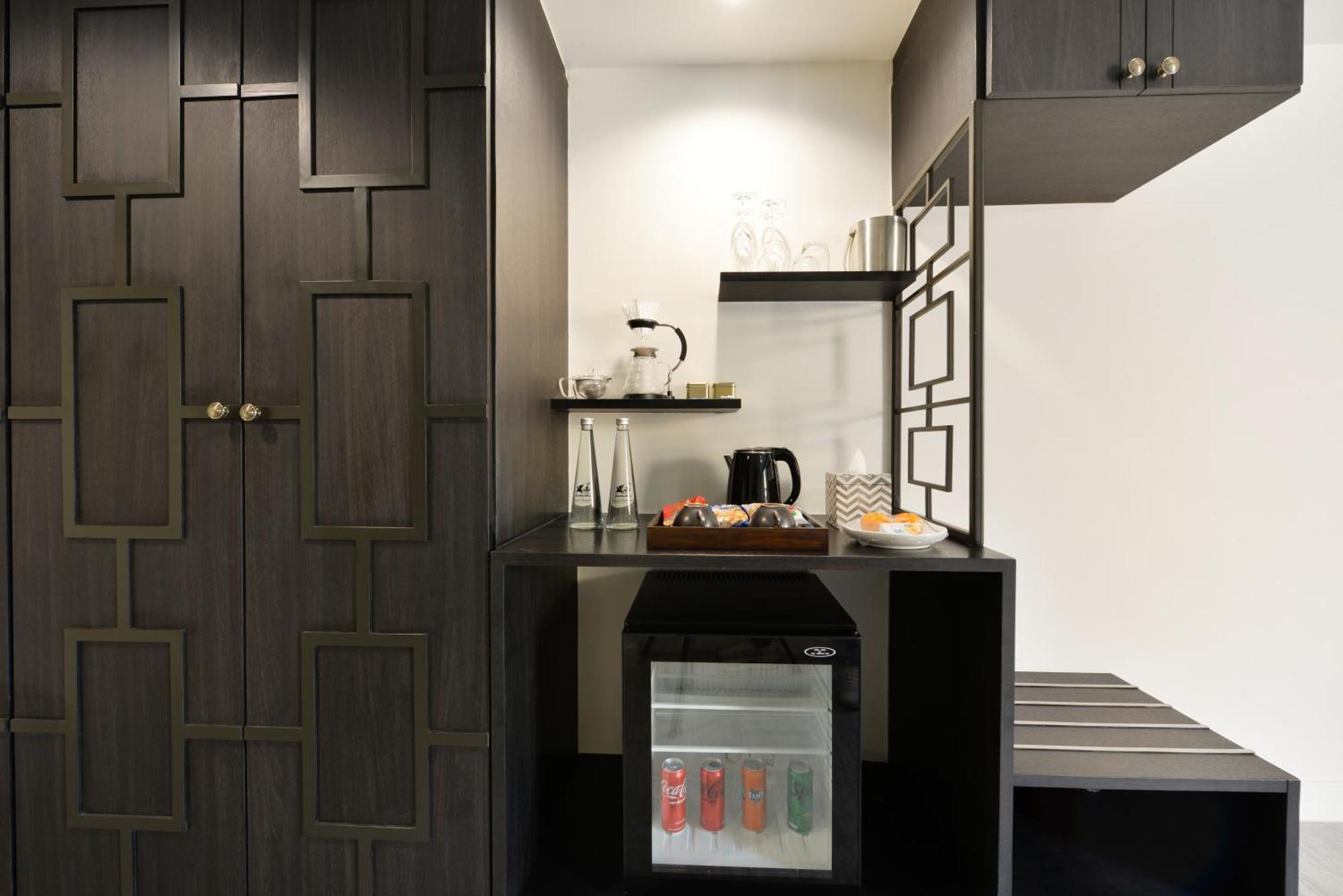 Villa De Pranakorn بانكوك المظهر الخارجي الصورة A wet bar in a hotel room