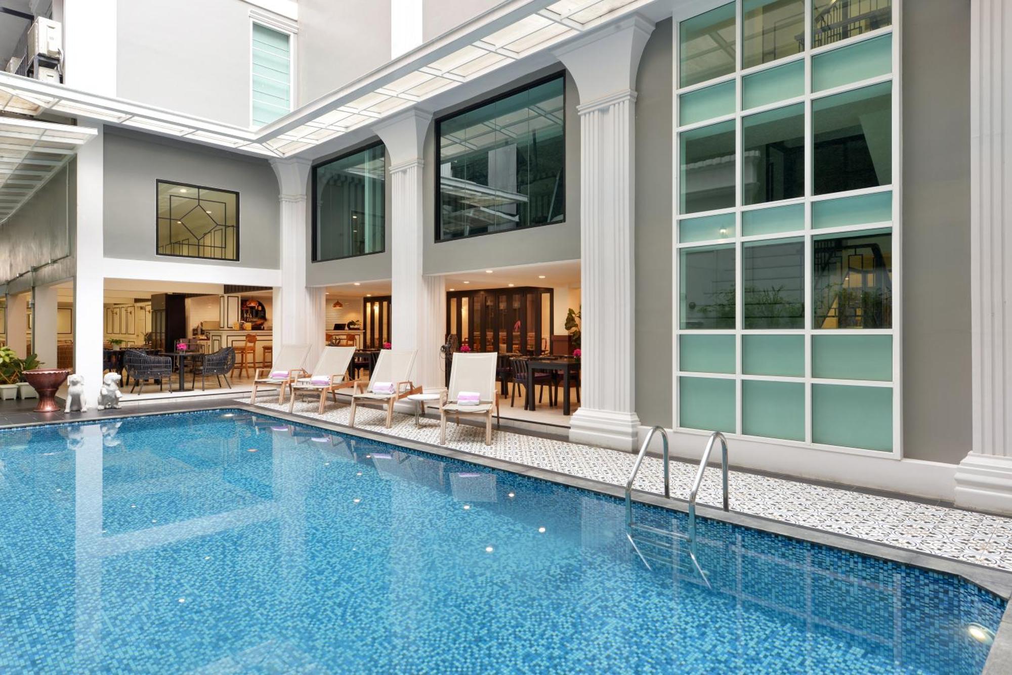 Villa De Pranakorn بانكوك المظهر الخارجي الصورة The swimming pool at the hotel